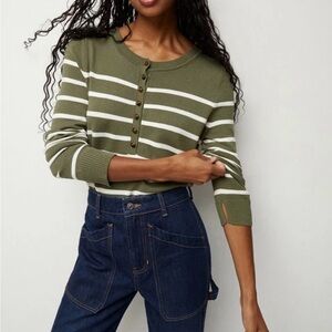 Veronica Beard Dianora Top ✨
💚 Olive green & white striped henley sweater $348